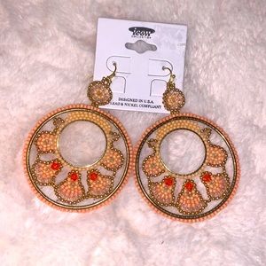 New! Round and delicately beaded earrings in peach